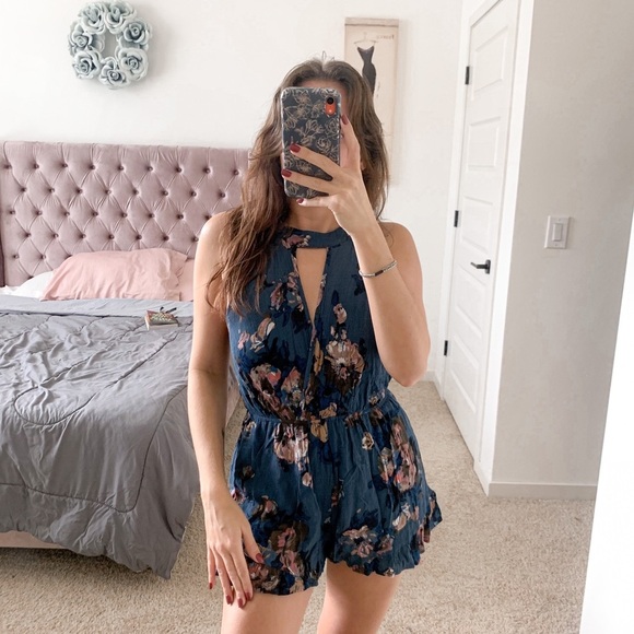 Anna Grace Blue Floral Print Keyhole Neck Halter Romper Size Small - Picture 1 of 3